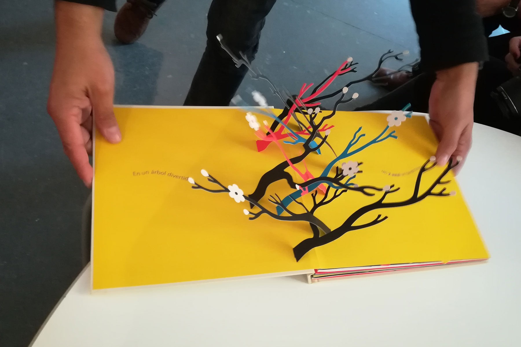 Iniciação à construção de livros pop-up © Arte Central